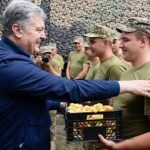 Петр Порошенко снова на Донбассе с фруктами! Уже била клубника, черешня, а на этот раз АБРИКОС