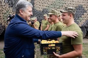 Петр Порошенко снова на Донбассе с фруктами