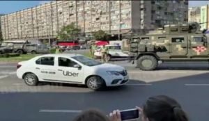Видео с киевским таксистом на военном параде вызвало ажиотаж в сети