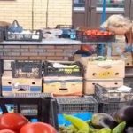 Продавщица плюёт на огурцы, чтобы «освежить» их! Вот так на рынках Украины продают овощи. Видео  