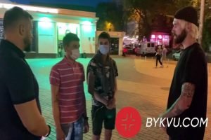 Молодые парни которые избили журналиста "Букв" уже "понесли наказание и извинились"