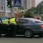 В Киеве водитель начал угрожать патрульным оружием, все закончилось жестким задержанием. Видео