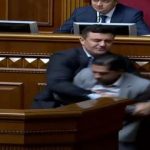 В Раде потасовка! Николай Тищенко вышвырнул из-за трибуны Гео Лероса который оскорбил Президента. Видео