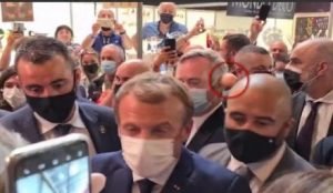 Нападение на Макрона! В президента Франции Эммануэля Макрона попали яйцом. Видео
