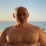 «Поиграй своими мышцами»: Полураздетый Дмитрий Гордон ошарашил сеть неожиданным видео на свое День Рождение