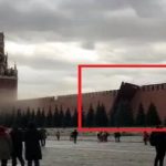 Падение Кремля! В Москве сильный ураганный ветер повредил и разрушил стену Кремля. Видео