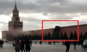 Падение Кремля! В Москве сильный ураганный ветер повредил и разрушил стену Кремля. Видео