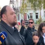 Руслан Стефанчук прервал общение с журналистами из-за гимна Украины.Спикер показал свое уважение. Видео