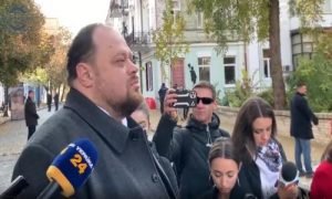 Руслан Стефанчук прервал общение с журналистами из-за гимна Украины.Спикер показал свое уважение. Видео