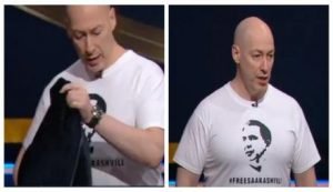 Дмитрий Гордон в прямом эфире надел футболку с надписью Free Saakahvili