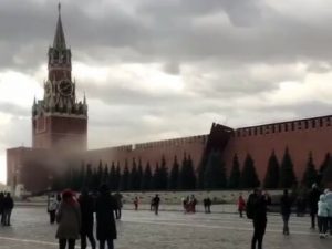 В Москве сильный ураганный ветер повредил стену Кремля