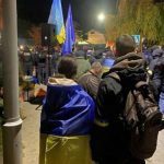 Вторая бессонная ночь! Возле дома Порошенко в Козине произошли снова столкновения. Видео