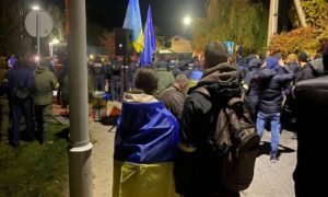 Возле дома Порошенко в Козине произошли столкновения