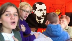 "Батько наш – Бандера": Школьники потролили пророссийскую учительницу остроумным флэшмобом. Видео
