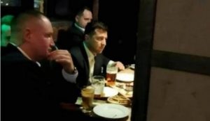 Владимир Зеленский немного пивка под футбол выпил, под футбол можно, тем более под победный. Видео