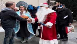 Илья Кива одел костюм Деда Мороза и отправился поздравлять своего босса Медведчука с Новым 2022 годом