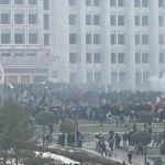 Ситуация в Казахстане достигла безумия! Протестующие берут штурмом мэрию Алма-Аты. ВИДЕО