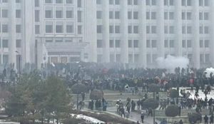 Протестующие в Казахстане берут штурмом мэрию Алма-Аты