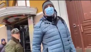 А как же "не шастай"! Больного на ковид Кличко поймали в киевском ресторане, он заявил что идет с больницы.