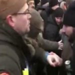 Под Печерским судом драка, в ход пошли газовые баллончики! Драка полиции со сторонниками Порошенко. Видео