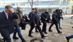 Пришел без массовки, поскандалил, и ушел! Петр Порошенко явился на допрос в ГБР с адвокатами и охраной