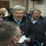 Порошенко, что бы не уснуть запел в суде! Поклонники экс-президента вместе с ним запели Рождественские песни. Видео