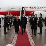 Президент Турции Эрдоган прибыл в Украину. После встречи в аэропорту "Борисполь" он направился в Мариинский дворец