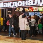 McDonald's в России последний день! Массовые очереди в переполненном McDonalds в России. Видео