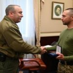 Автор фразы "русский военный корабль иди на х@й", пограничник Роман Грибов вернулся с плена домой. Видео