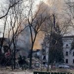 Бомбоубежище после вчерашней бомбёжки драм.театра в Мариуполе выдержало. Люди выходят живыми