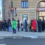 В Москве огромные очереди к банкоматам! Граждане РФ пытаются спасти свои обесцененные рубли. Видео
