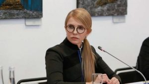 Юлия Тимошенко заплела свою косу и взяла в руки боевой автомат Калашникова