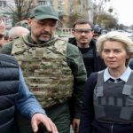 Шок в глазах! Главы Еврокомиссии Жозеп Боррель и Урсула фон дер Ляйен в Украине посетили Бучу. Видео