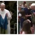 Папа Римский поцеловал флаг Украины! Папа Римский Франциск не выпускал из рук флаг из Бучи. Видео