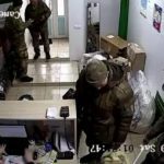 Мародеры РФ через почту отправляют награбленное! Солдаты штурмуют курьерские доставки, для отправки домой награбленное 