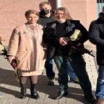 Юлия Тимошенко заплела свою косу и взяла в руки боевой автомат Калашникова. Тимошенко показала что будет защищать