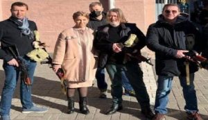 Юлия Тимошенко заплела свою косу и взяла в руки боевой автомат Калашникова. Тимошенко показала что будет защищать