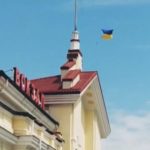 Флаг Украины в оккупированном Херсоне! Украинские партизаны развесили флаг над железнодорожным вокзалом