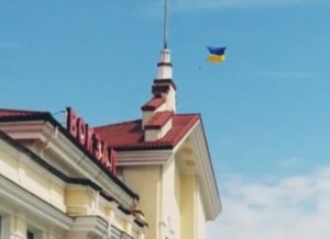 Украинские партизаны развесили флаг над железнодорожным вокзалом