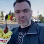 "Шольц, а где наше оружие?": Арестович с сосисками в руке красиво подколол канцлера Германии Шольца. Видео