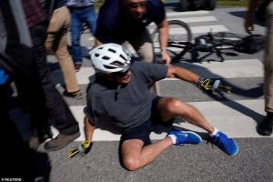 Президент США Джо Байден упал с велосипеда