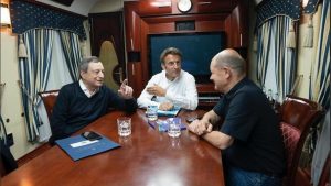 Макрон, Шольц и Драги уже в Украине. Появились первые кадры их приезда в вагоне "Укрзализныци".