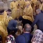 Патриарх Кирилл упал прямо в Храме! Глава РПЦ Кирилл грохнулся во время литургии в Новороссийске