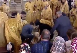 Патриарх Кирилл упал на литургии в Новороссийске