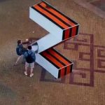 Нет войне! В российских Чебоксарах двое молодых парней сломали и поиздевались над буквой Z. ВИДЕО