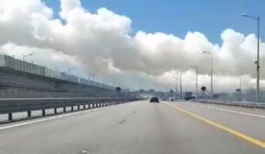 Крымский мост окутан дымом! Местные жители публикуют фото, на которых виден дым в районе Тузлы.