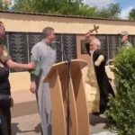 Нічого святого! Священник МП на похороні загиблого військового героя напав та побив хрестом священника ПЦУ. Відео