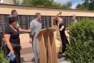 Священник МП на похороні загиблого героя побив хрестом священника ПЦУ