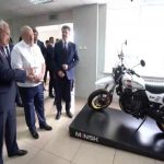 Лукашенко був «дуже вражений» новим мотоциклом «Мінськ», який повністю складається з китайських компонентів