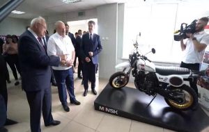 Лукашенко був «дуже вражений» новим мотоциклом «Мінськ», який повністю складається з китайських компонентів